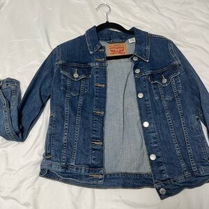Levi’s women’s Jean jacket - Medium